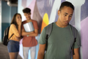 adolescente-de-tiro-medio-siendo-intimidado-por-colegas