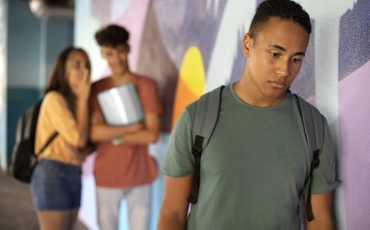 adolescente-de-tiro-medio-siendo-intimidado-por-colegas