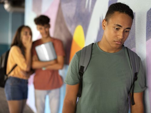adolescente-de-tiro-medio-siendo-intimidado-por-colegas