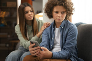 adolescente-triste-de-tiro-medio-siendo-acosado-ciberneticamente
