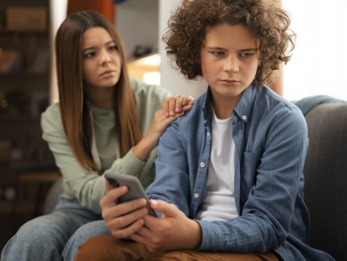 adolescente-triste-de-tiro-medio-siendo-acosado-ciberneticamente