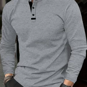 Una elegante polo liso con cuello redondo para hombre, adecuada para usar en casa en verano, otoño e invierno