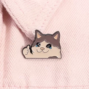 Pin esmaltado de gato llorando pulgar hacia arriba, broche de Animal humorístico Kawaii, insignia para mochila con solapa, regalos divertidos de joyería para amantes de los gatos y amigos