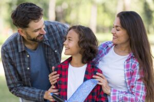 padre-e-hijo-sonrientes-juntos-al-aire-libre-en-el-parque