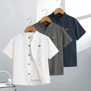 Conjunto de tres camisetas de manga corta para niño, ideales para el verano, con cuello alto. Disponibles en blanco, gris y azul marino. Fabricadas con tejido transpirable para mayor comodidad en contacto con la piel, perfectas para el uso diario y las vacaciones en la playa.