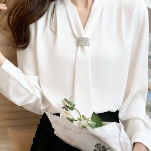 Elegante Blusa de Satén Inspirada en el Medio Oriente para Mujer - Camisa de Manga Larga con Cuello en V y Detalle de Lazo en Color Burdeos Sólido, Lavable a Máquina y Ajuste Sastre para Uso en Todas las Estaciones, Atuendo Formal, Acabado Elegante