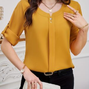 Top de mujer de color sólido con botones decorativos circulares